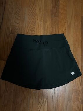 Vuori very dark green performance tennis Skirt with Logo Patch